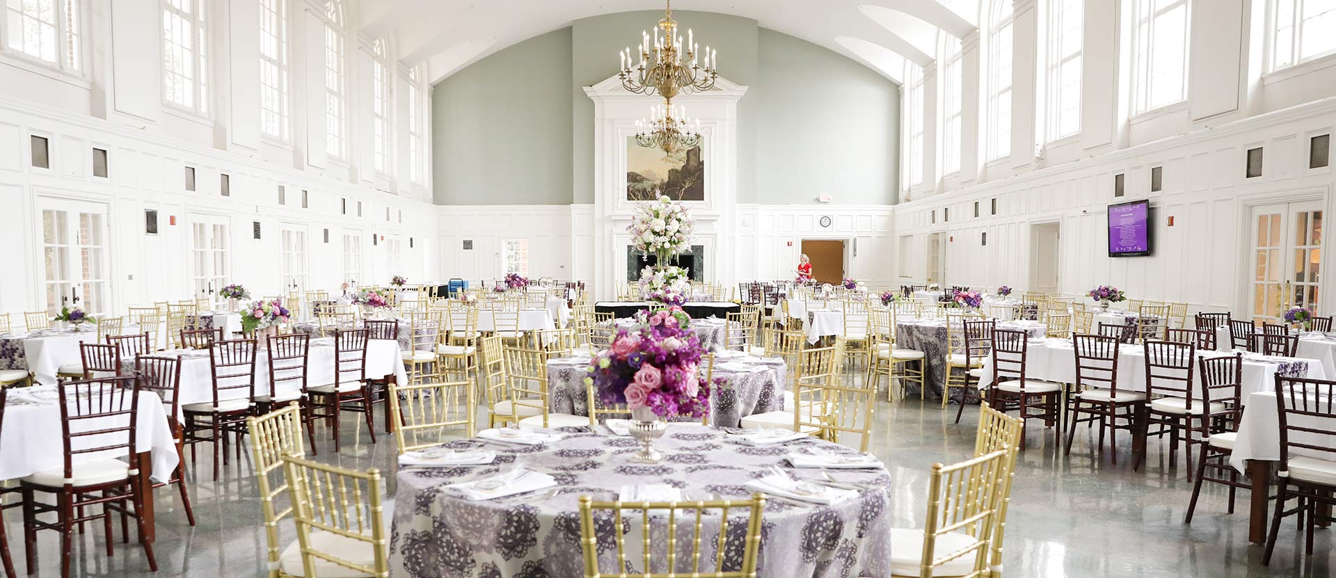 Dining Hall with chandeliers and tablecloths on the tables