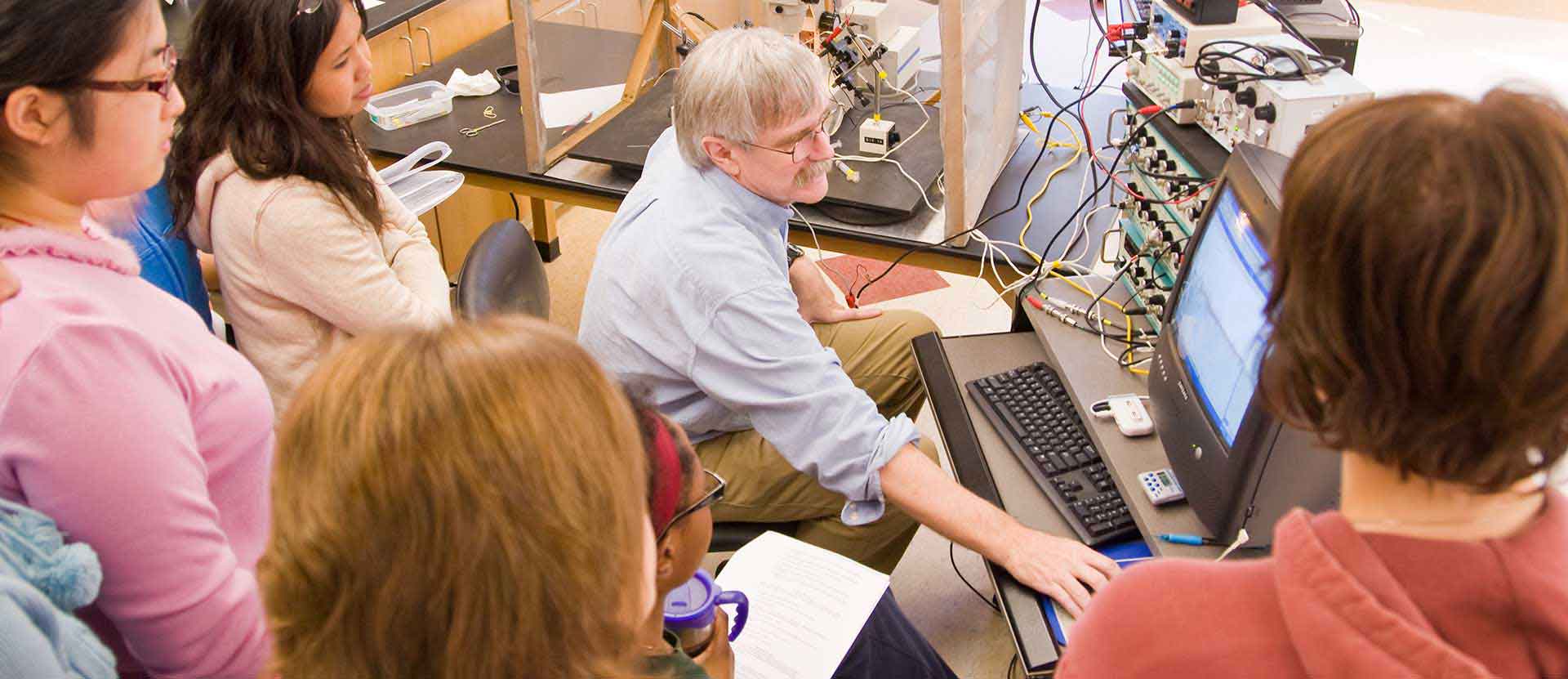 Neuroscience professor leads classroom through experiment in the lab